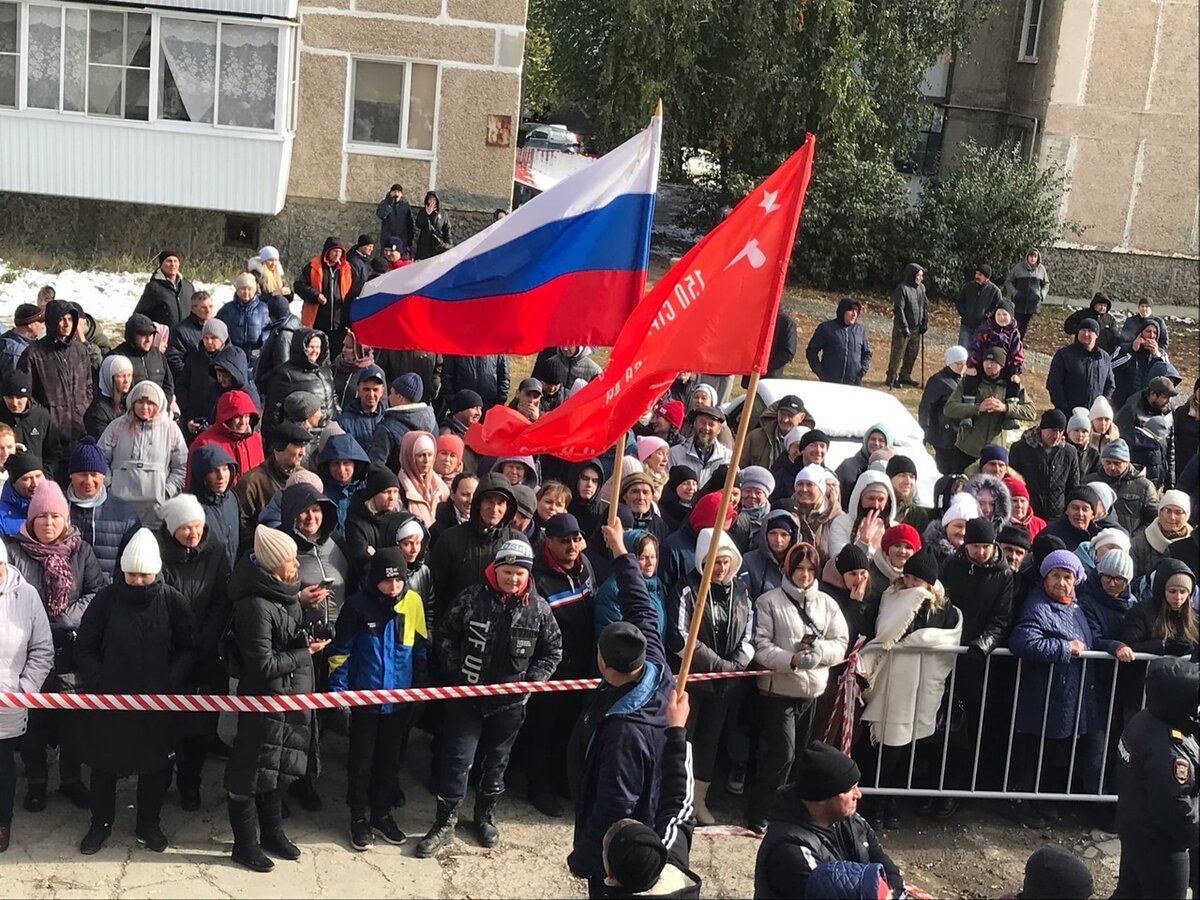 Полевчане ждут отправку мобилизованных с флагами, улыбками и под песню "Катюша", которую начали запевать в толпе. – Ждём всех! Любим и верим в вас, ребята! Возвращайтесь здоровыми, – кричали вслед каждому