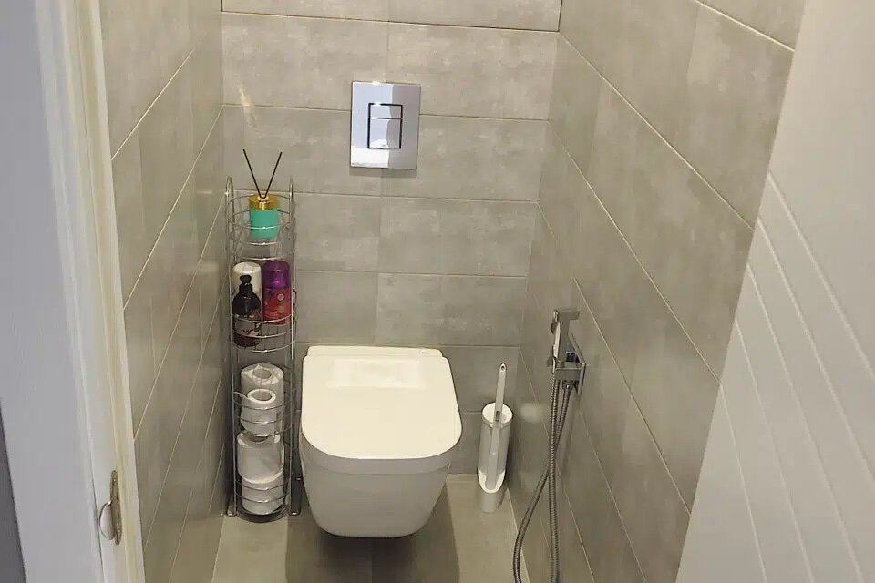 И самое важное решение – использовать подвесной унитаз. 