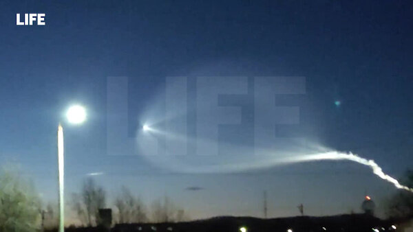 Жители Мончегорска заметили яркий белый след в небе. Видео © LIFE