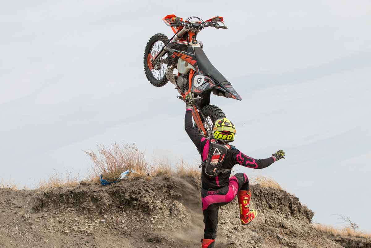 Типичная «курва» на хард эндуро соревнованиях