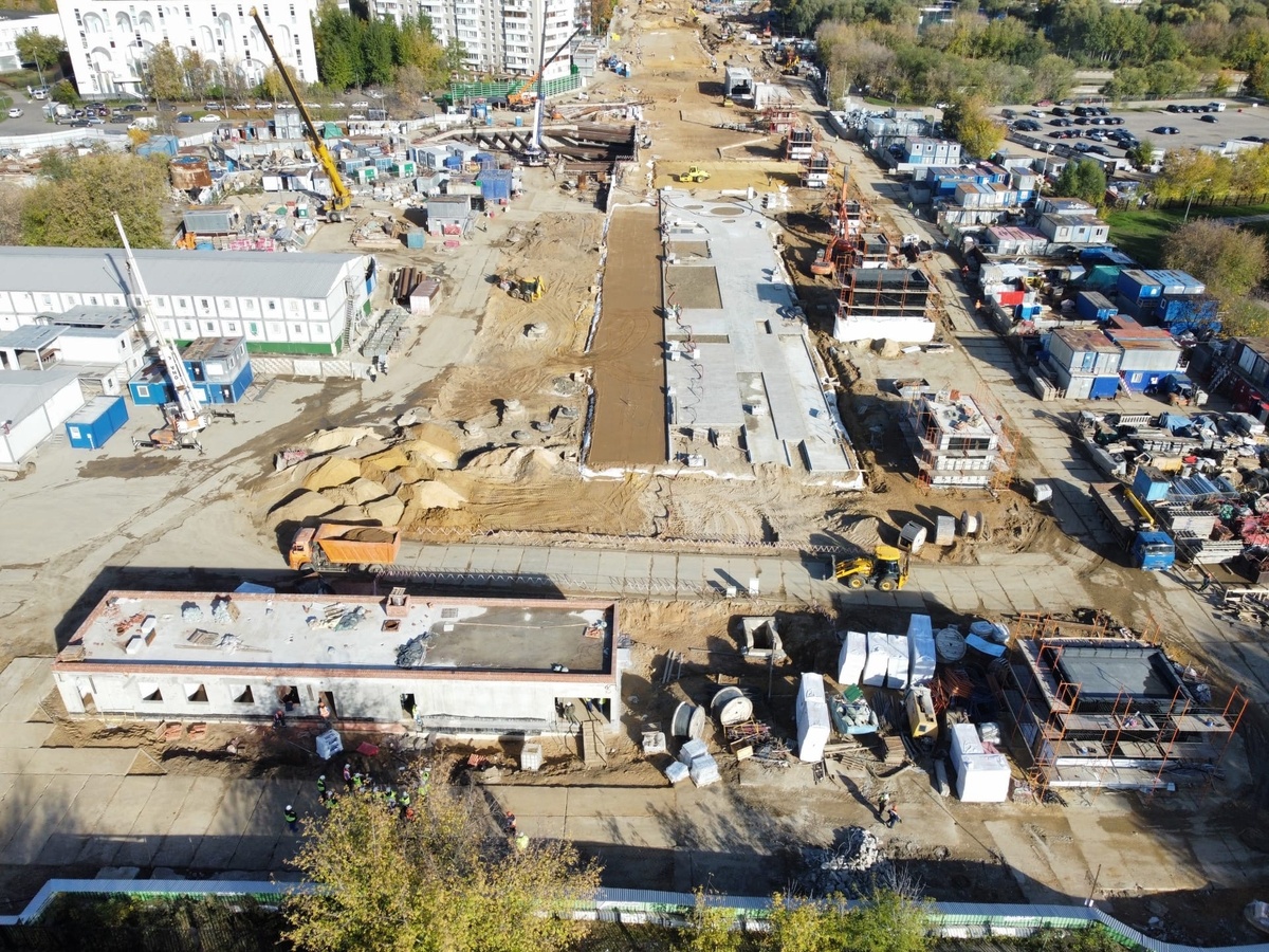 📷 1: Общий план на стройплощадку.