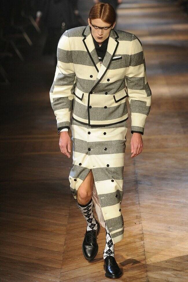 Глупый мод. Новая коллекция Burberry 2023. Thom Browne 2012. Современная мода. Современная мужская мода.