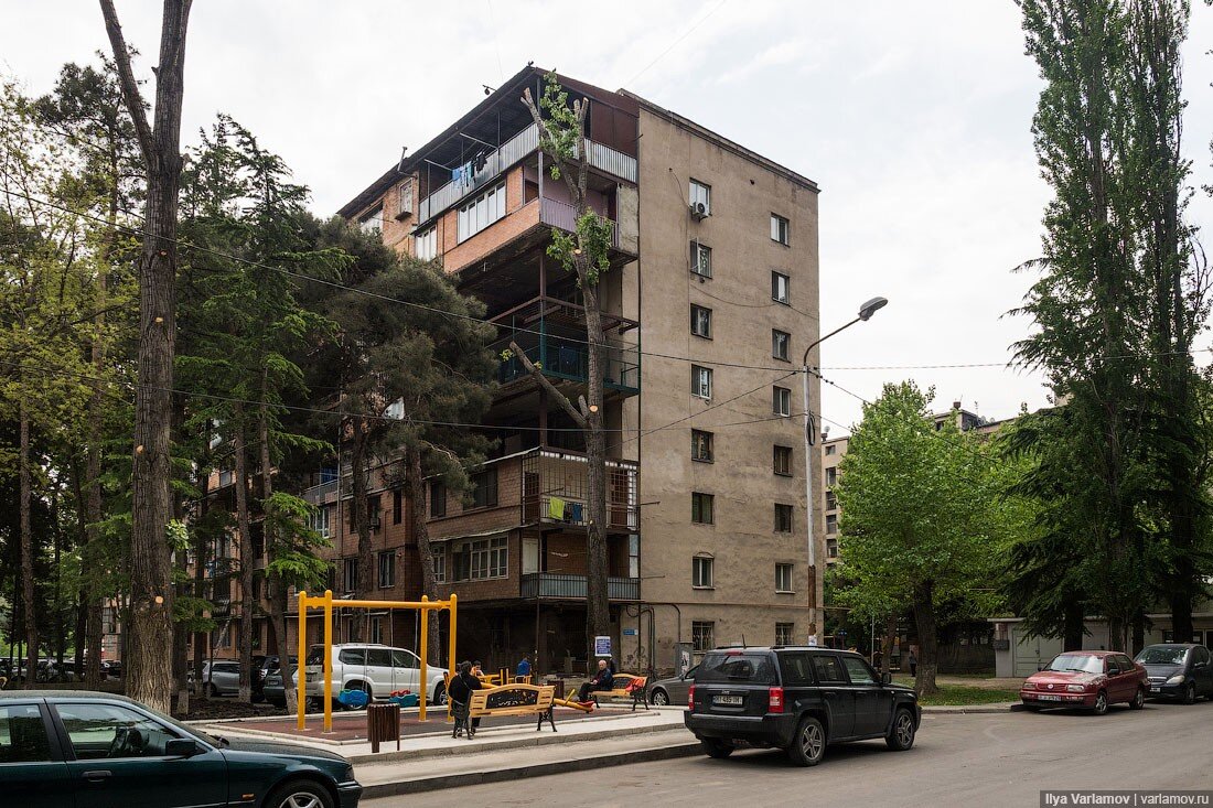 Несколько лет назад я побывал в Грузии. Начать я бы хотел с жилых районов Тбилиси. В далёком 2017 однокомнатная квартира в столице Грузии стоила $30 000.-7