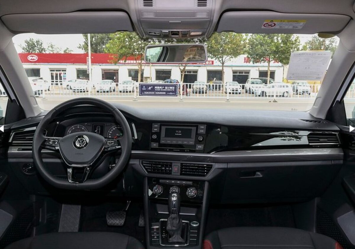 Передняя часть салона 