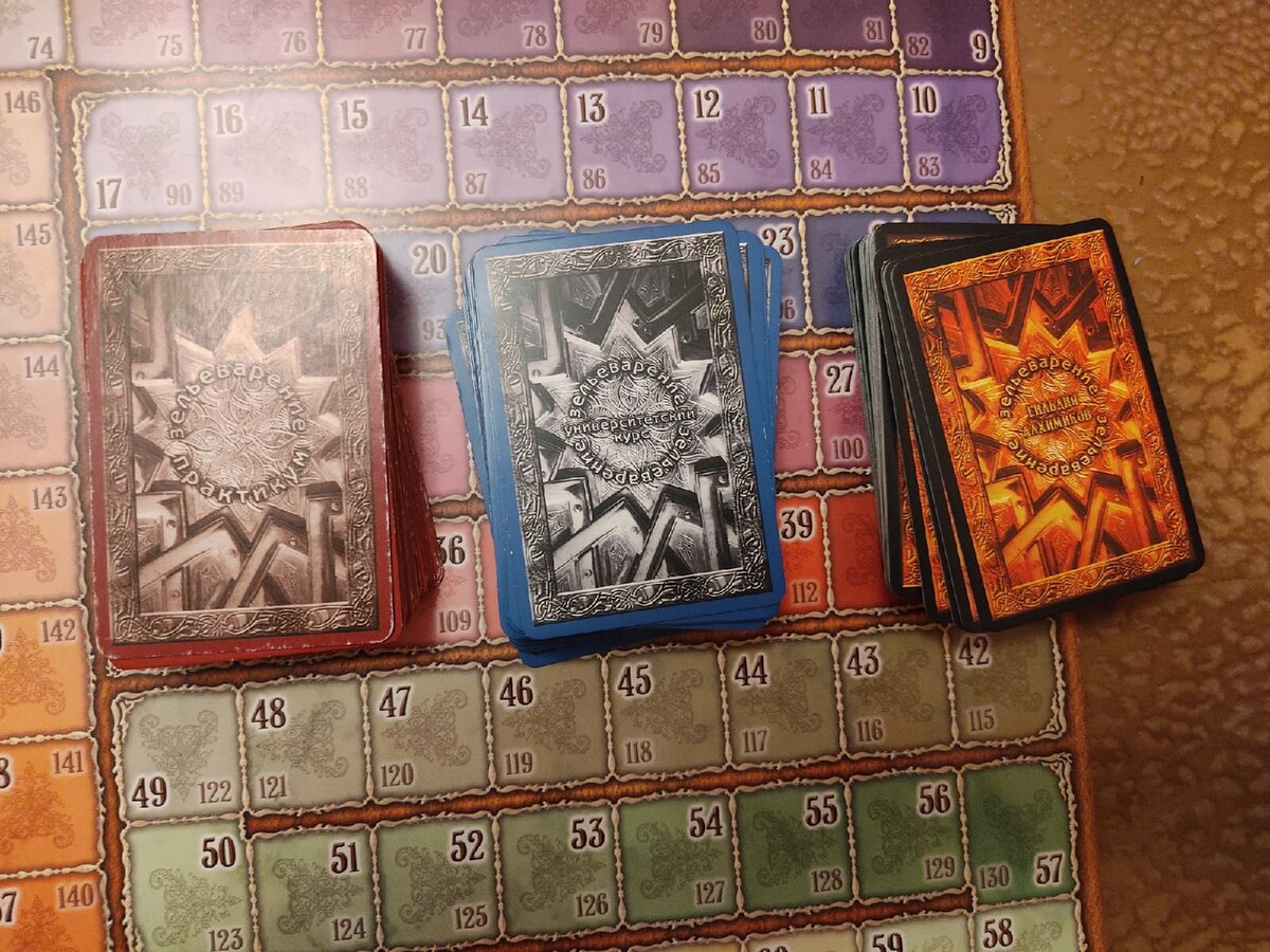 Колоды карт. Различаются легко, что важно, их не нужно смешивать. 