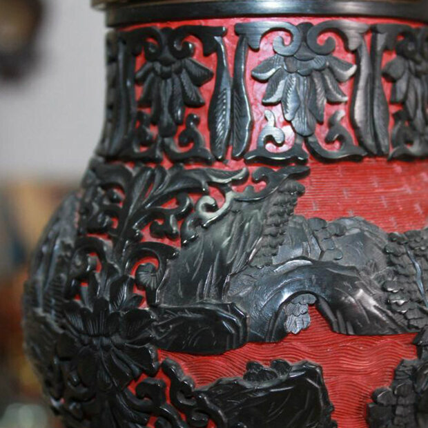 Резьба по лаку двух цветов: черному и красному