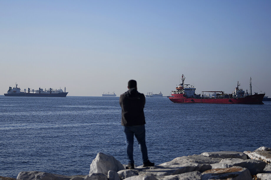 Нуждающихся релокантов легко обманывают аферисты. Фото: Khalil Hamra/AP/TASS