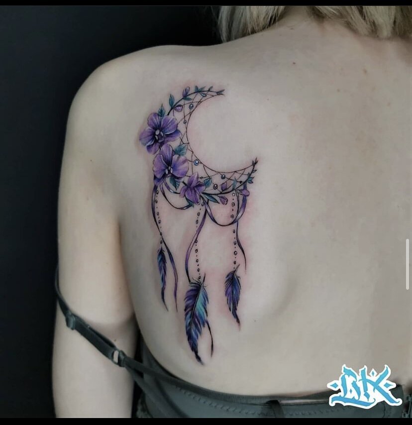 Покажу вам только лунницу. Во-первых, потому что здесь она весьма хороша, а во вторых - остальные татуировки мне красиво не сфоткать(