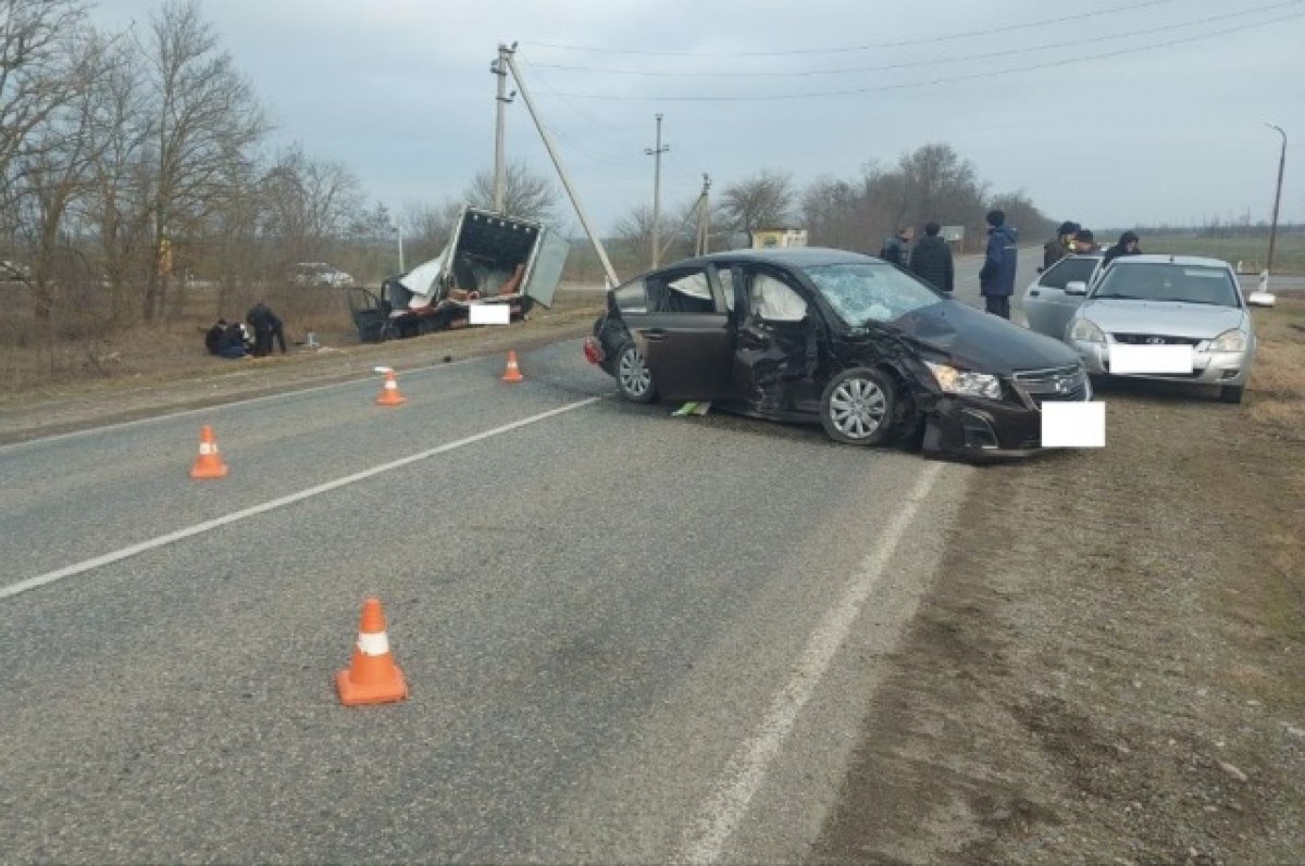    Легковая машина и грузовик столкнулись на перекрёстке в Кировском округе