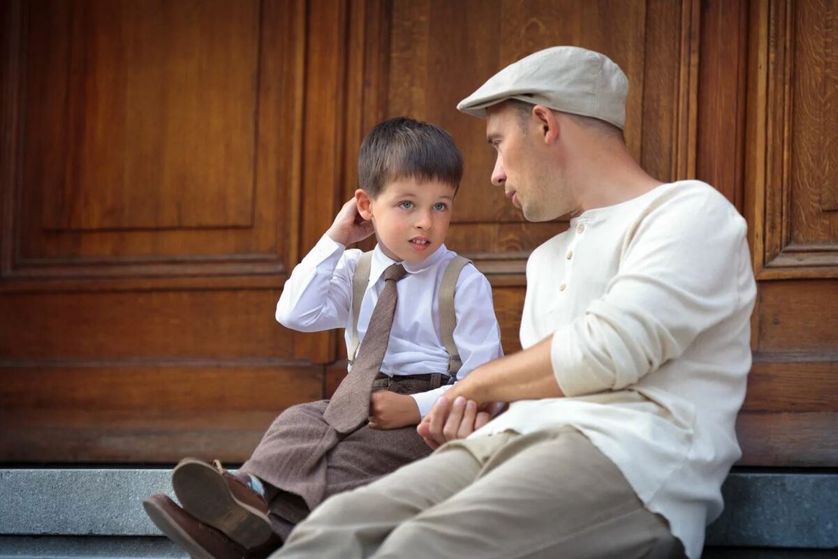 Разговор с ребенком. Разговор отца с сыном. Мальчик с папой. Отец беседует с детьми. Сын