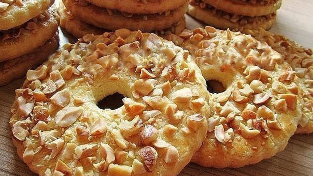 Песочное тесто с орехами рецепт. Пирожное песочное кольцо. Песочное кольцо с орехами. Колечки с орехами. Песочные кольца с арахисом.