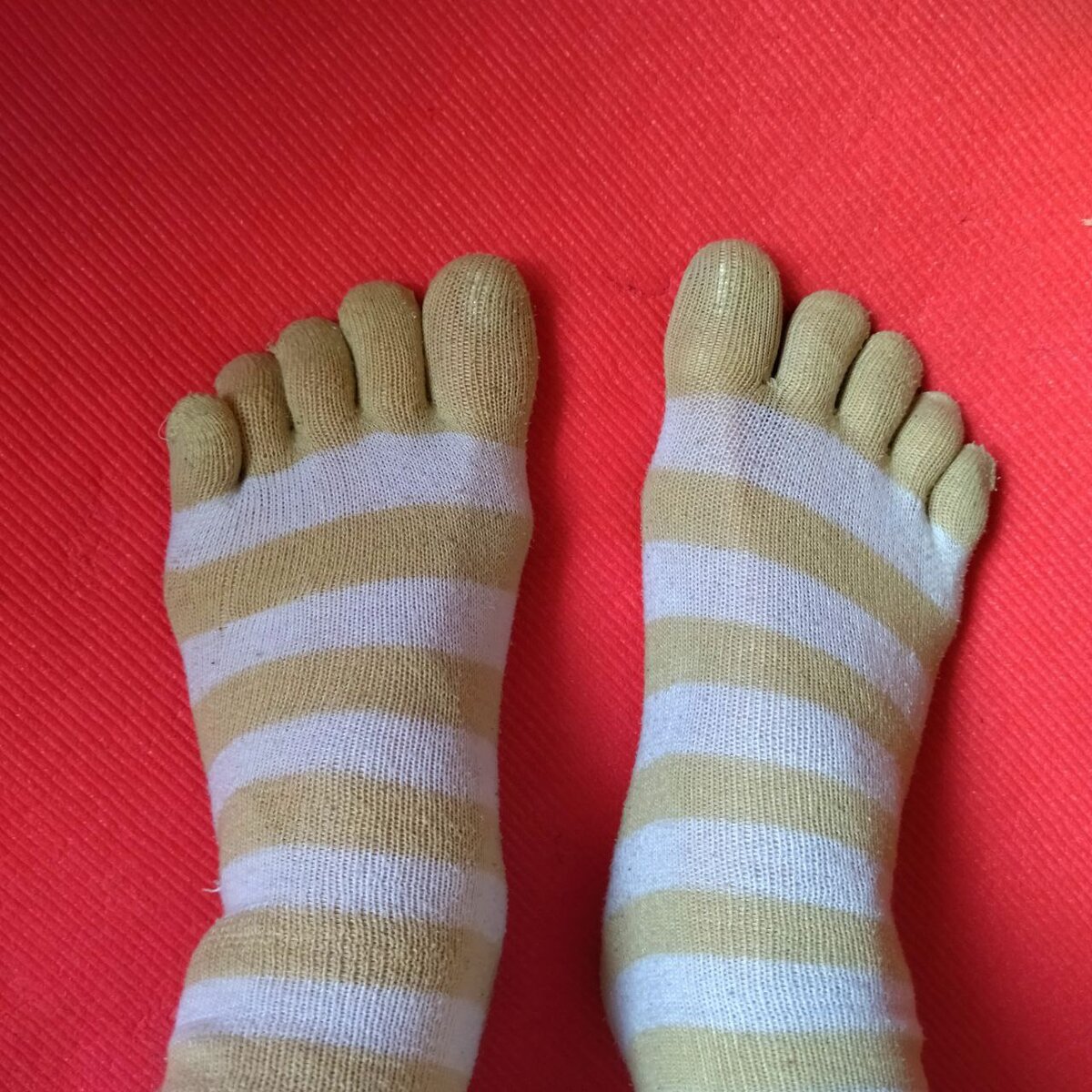 Ноги автора и косточки, слева больше.