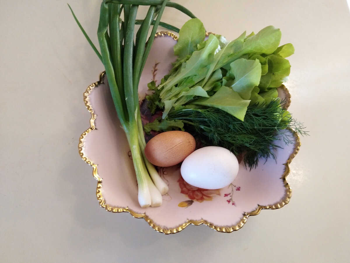 По огороду погуляла, на салат насобирала. Личное фото