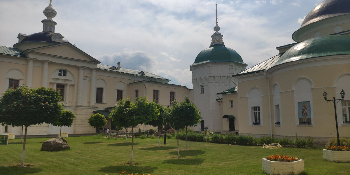 Монастырский двор. Фото авторов