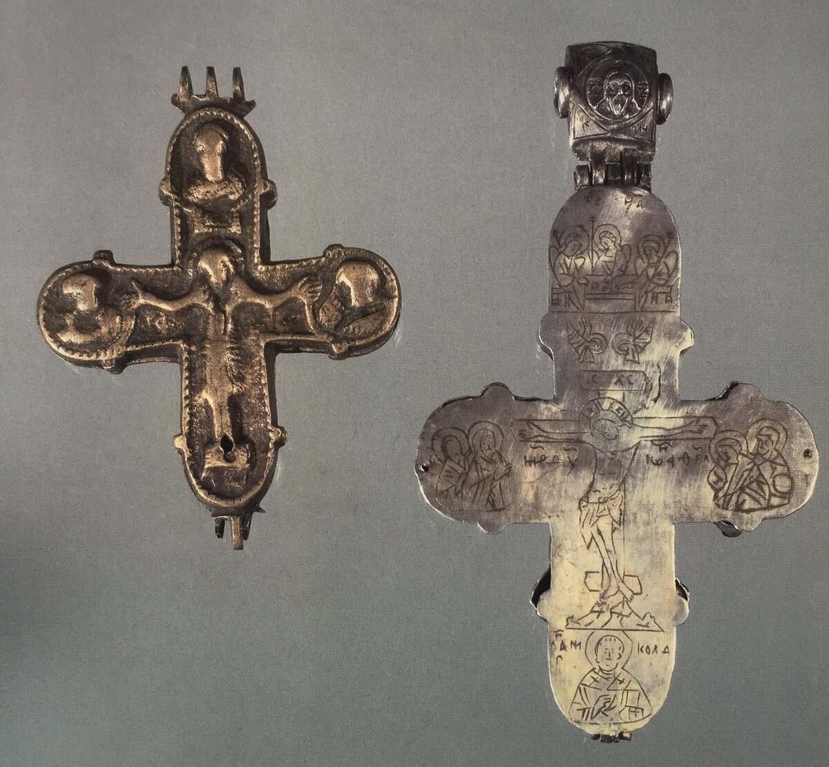 Крест-мощевик  наперсный (справа) с энколпионом (слева) внутри (Крест - 15 в., энколпион - 13 в. )