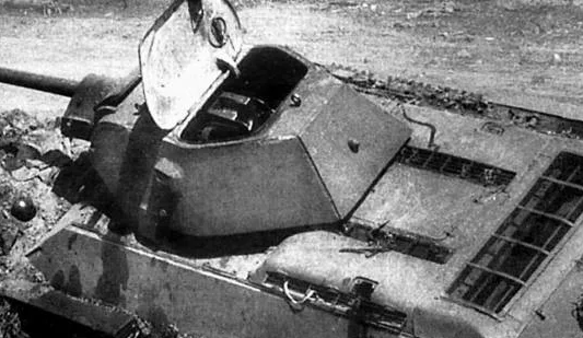 За годы войны Т-34 производился на 6 предприятиях. Танки, сошедшие с разных заводов, зачастую различались между собой.-2