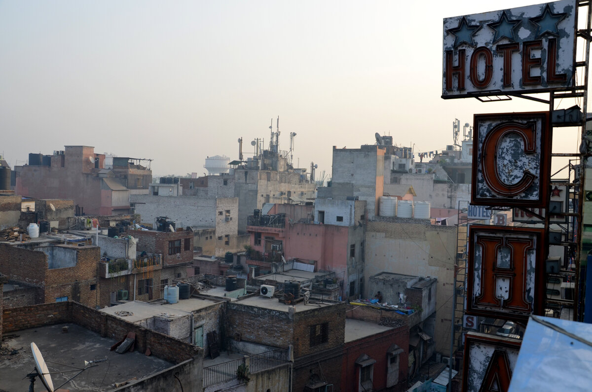 Вид из кафе на крыше отеля. Правда, это другой отель. Если не ошибаюсь, в Дели, а не в Джайпуре. Фото автора.