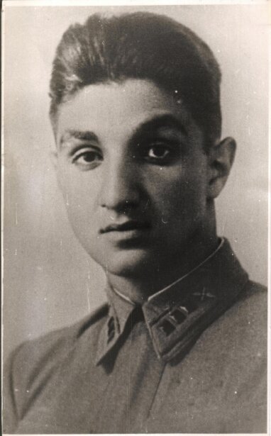 Адъютант 1 аэ 434 иап старший лейтенант В.А. Микоян.