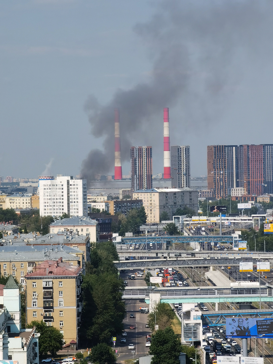 Пожар в Москве. Прямо сейчас вертолётами тушат пожар в соседнем районе.  Летают вертушки, всё по настоящему. | IvanDementievskiy . | Дзен