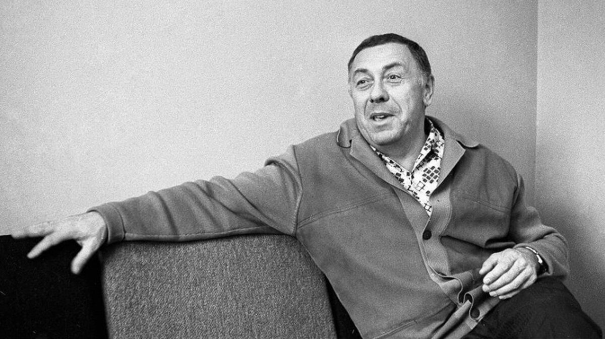 Анатолий Папанов у себя дома, 1974 год.