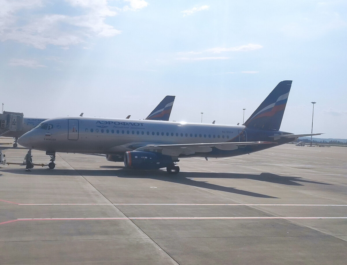Самолет SSJ-100