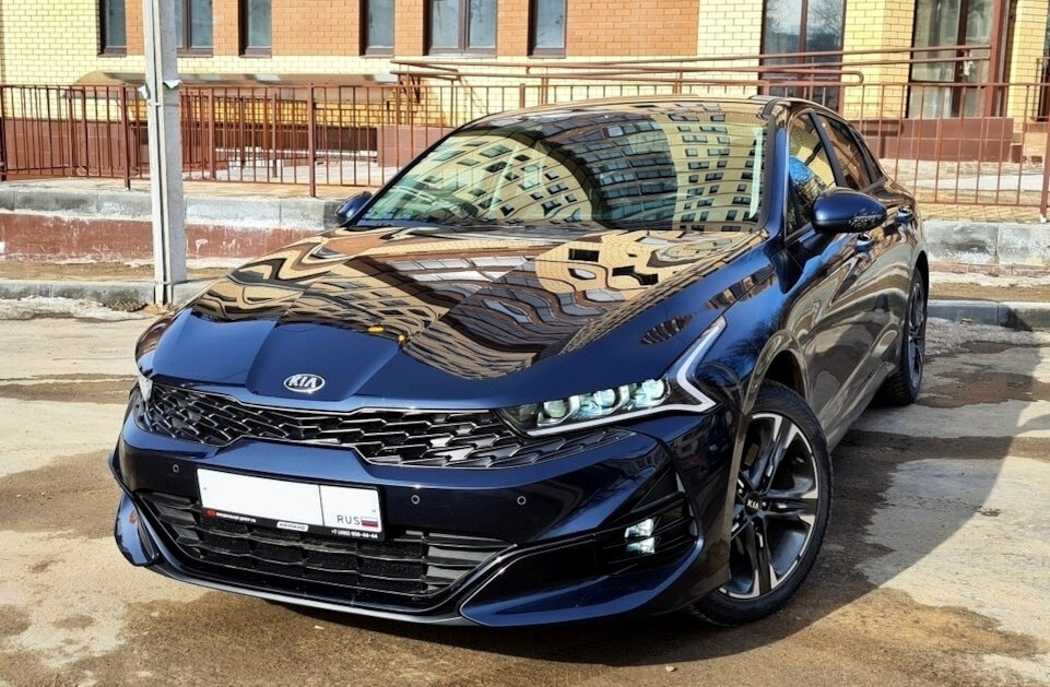 Ну а что же Киа К5. Однозначно могу сказать, что дизайнерская концепция нового корейского седана понравилась не только мне, но и многим пользователям постсоветского пространства. Наконец-то Люку Донкервольке со своей командой дизайнеров перед уходом из концерна Киа-Хёндэ удалось создать приятную на глаз машину и у корейцев, как это было в своё время в концерне Фольксваген. Lamborghini Murcielago и Gallardo, роскошные Bentley Flying Spur и Bentayga это дело рук известного бельгийского дизайнера. Йохен Пасен пришедший ему на смену в марте 2020 только снял сливки во время запуска К5 в серию.