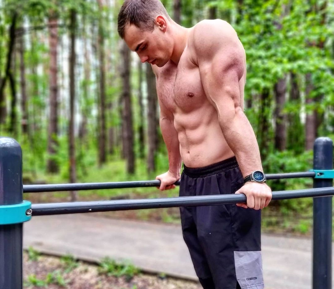 Каждый сам выбирает, как достичь своей цели в тренировках, турники или зал  (фото Денис Саратов) 