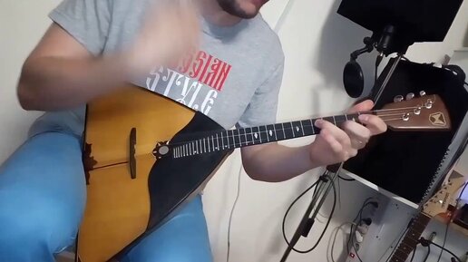 Игра на балалайке видео. Тремоло на балалайке. Настройка балалайки. Наигрыши на балалайке. Уроки на балалайке.
