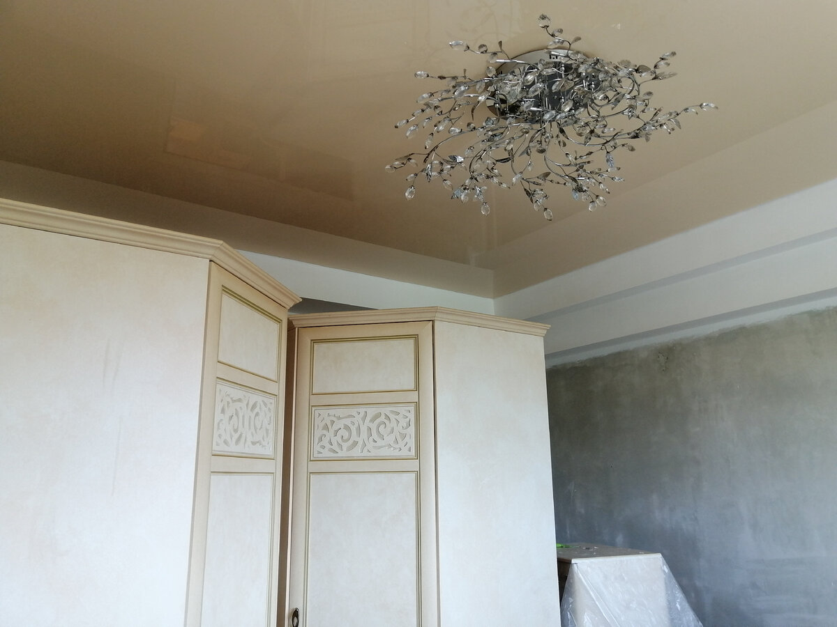 На фото люстру ещё не перемывали, сделали это вчера.  Сняли, помыли и повесили. Работает, несколько лампочек только поменять.
