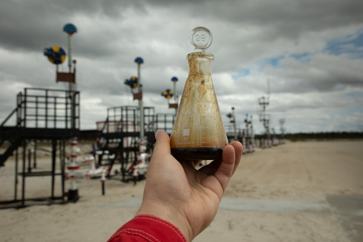 Проба нефти на месторождении