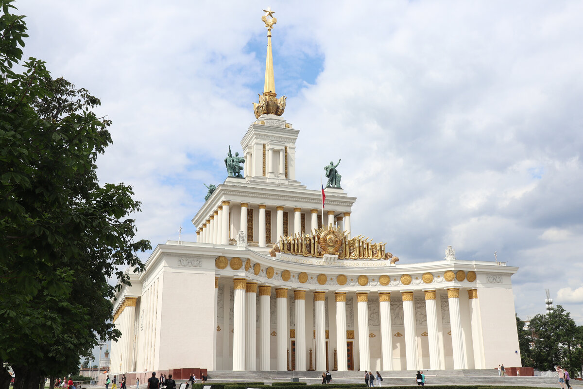 Сходить на вднх. ВДНХ Октябрьская площадь. Площадь на Украине похожая на ВДНХ. Крутые магазины на ВДНХ. Парламент на ВДНХ.