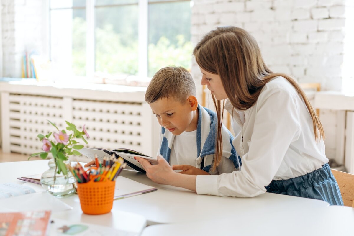 Sharing school. Репетиторские для школьников. Стол для репетитора и ученика. Специальность это в педагогике. Профиль ученика для репетиторства.