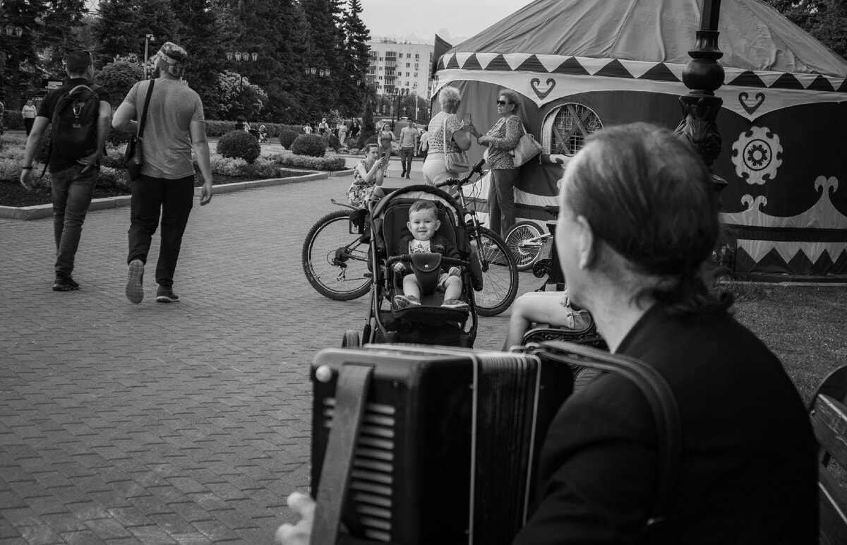 Ранель и баянист, у памятника Салавату Юлаеву, Уфа, июль 2021