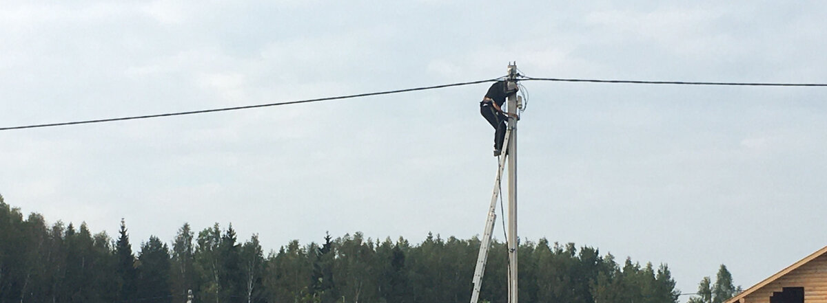 Электрик работает над подачей электроэнергии на участок автора