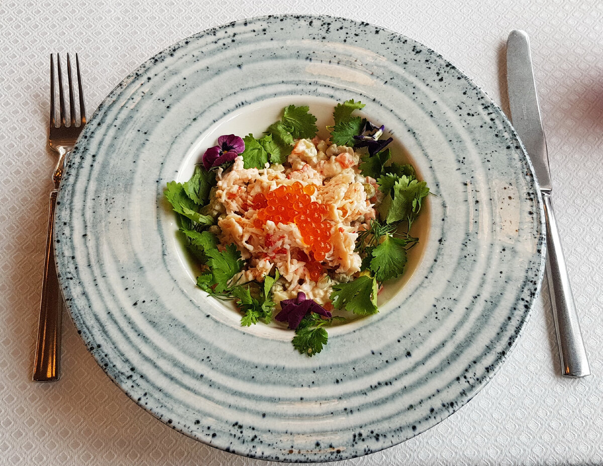 Салат "Оливье с крабом" за 1230 рублей. Подача