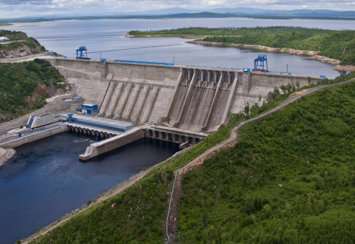 Водохранилище на юге. Бурейская ГЭС водохранилище. Бурейская ГЭС плотина. Река Бурея ГЭС. Бурейская ГЭС С Бурейским водохранилищем.