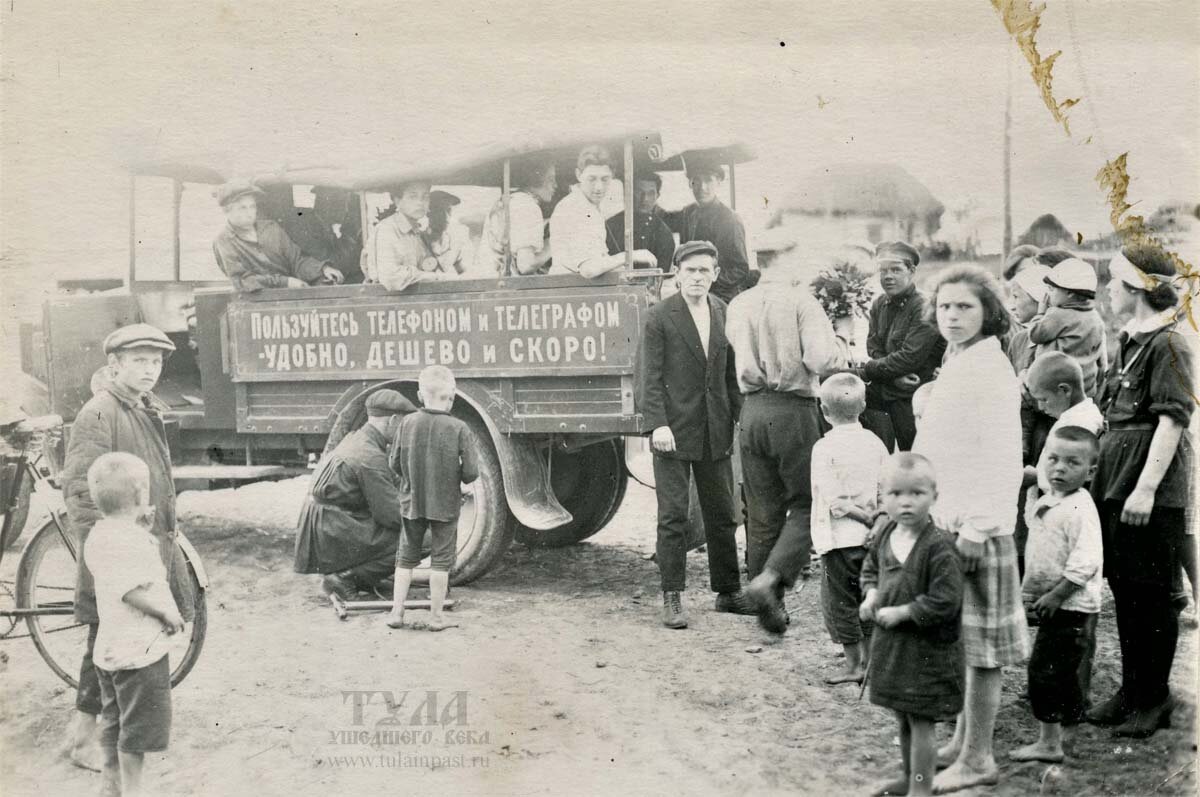 1925 год. Грузовик, переоборудованный для перевозки пассажиров в Ясной Поляне. Фото из коллекции Владимира Щербакова