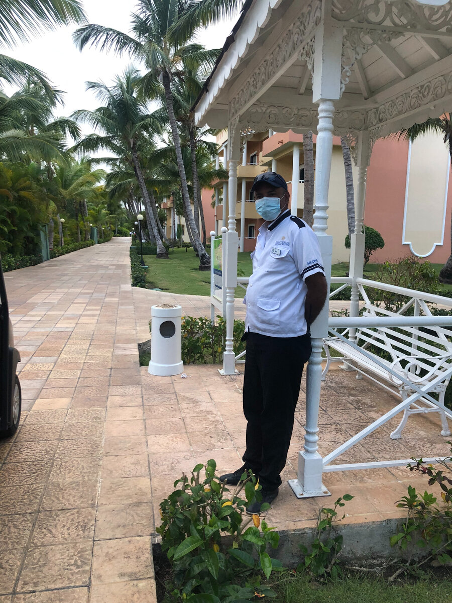 личное фото автора. Это водитель мини-буса, который ездит по всей территории