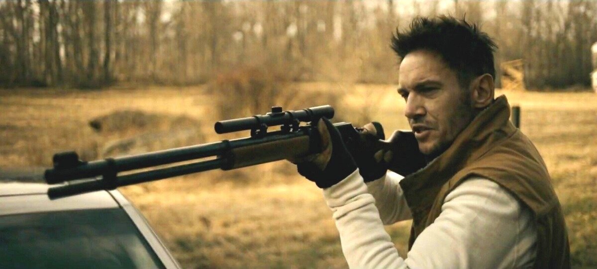 Уверен, в сценарии эта сцена так и была расписана: "Засунул пулю в обойму, навел дуло на мушку, прижал глаз к подзорной трубе и надавил пальцем на курок". 