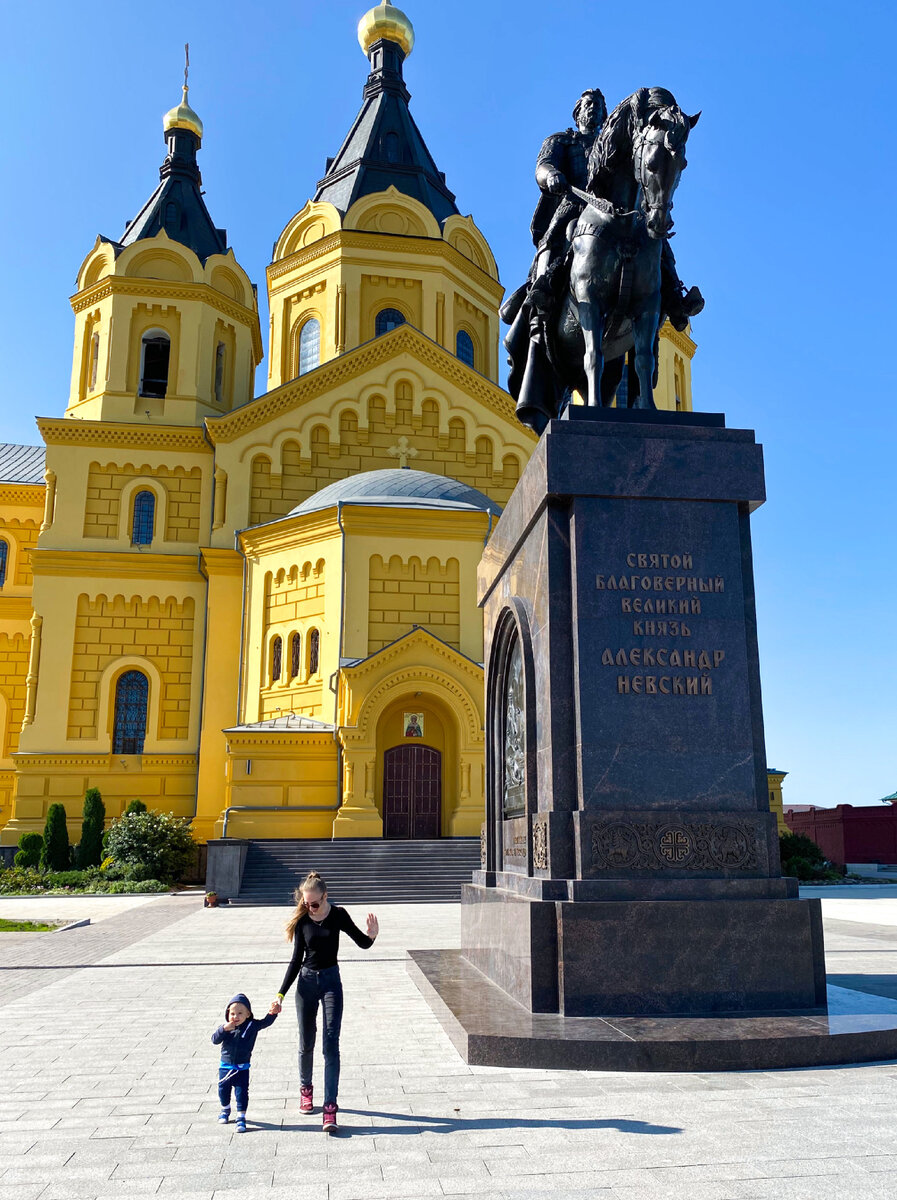 Храм Александра Невского и памятник Александру Невскому на Стрелке. Фото лето 2021г.