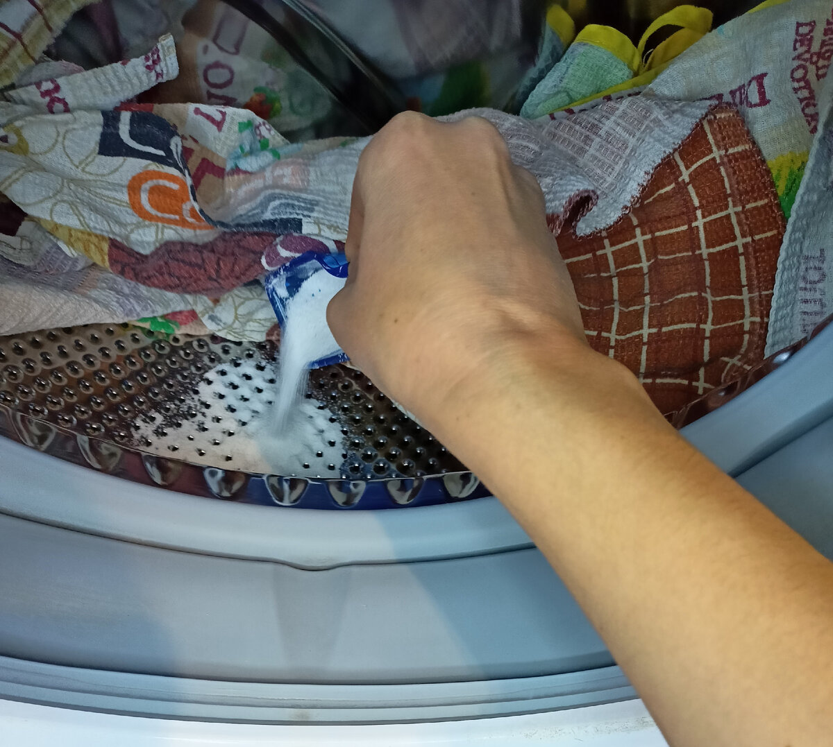 Насыпаю порошок прямо в барабан