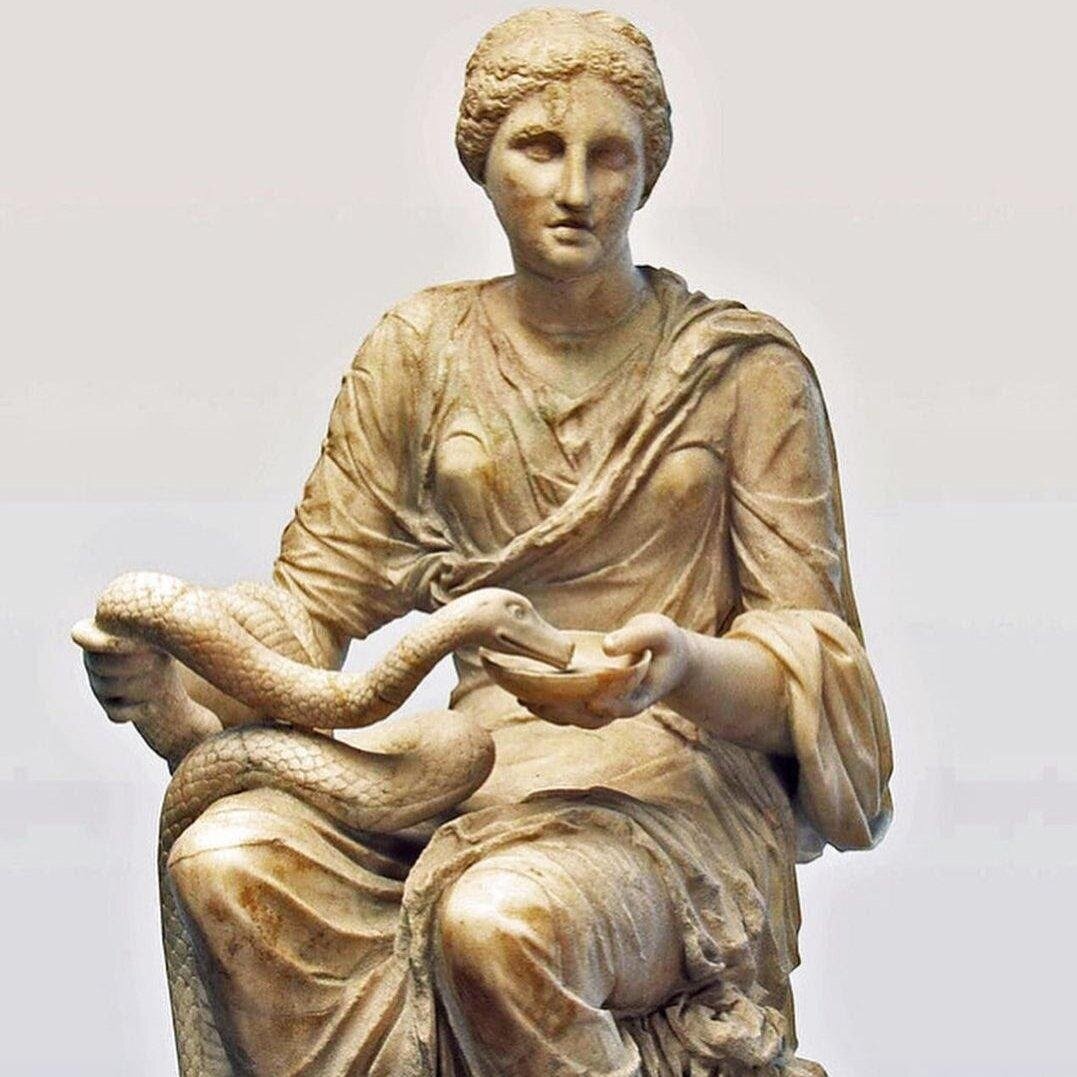 Гигиея кормит змею. Римская скульптура III в. н.э.