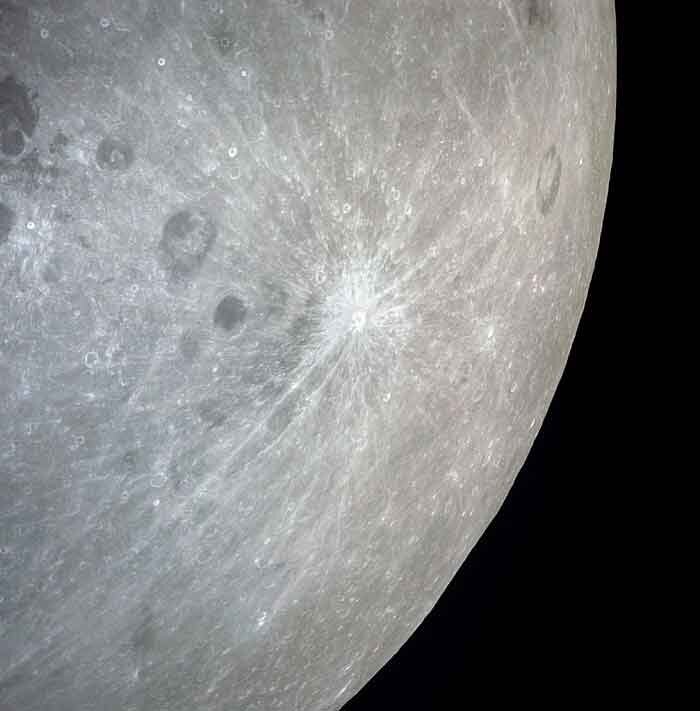 Фото: NASA/ Лунный кратер Джоржано Бруно, сфотографированный миссией Аполлон-13, апрель 1970 год 