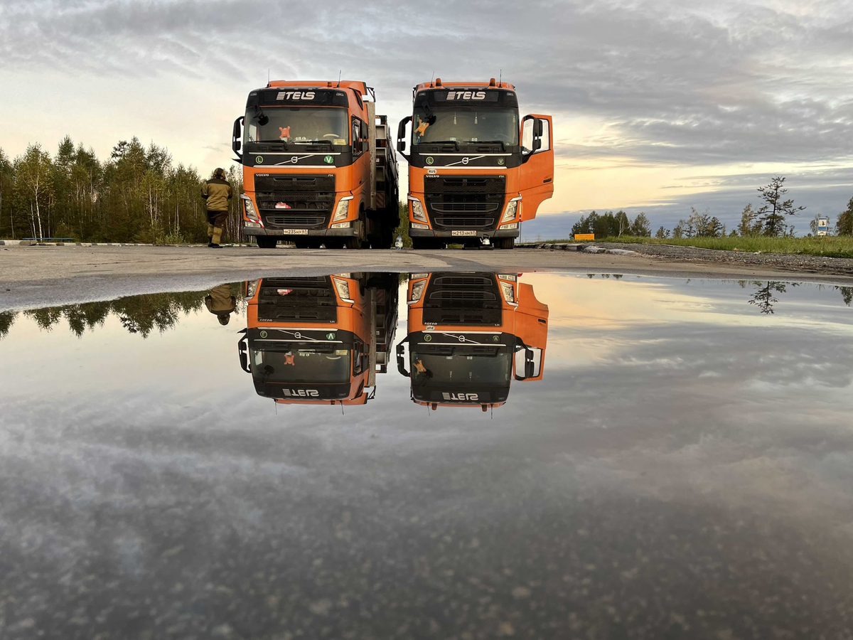 Иногда дальнобойщики ездят парами. По дороге в Благовещенск.