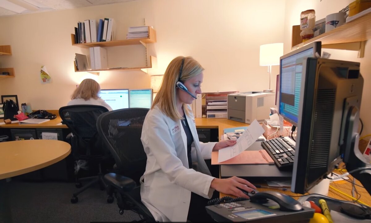 Телемедицина спб. Телемедицинские консультации россии. Телемедицина видеоконференция. Краевой центр в минусинске. Врач в поликлинике.