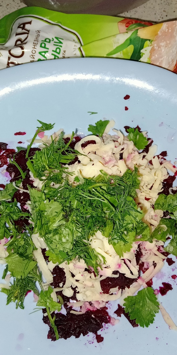 Свекла, сыр, петрушка, кинза, сыр.