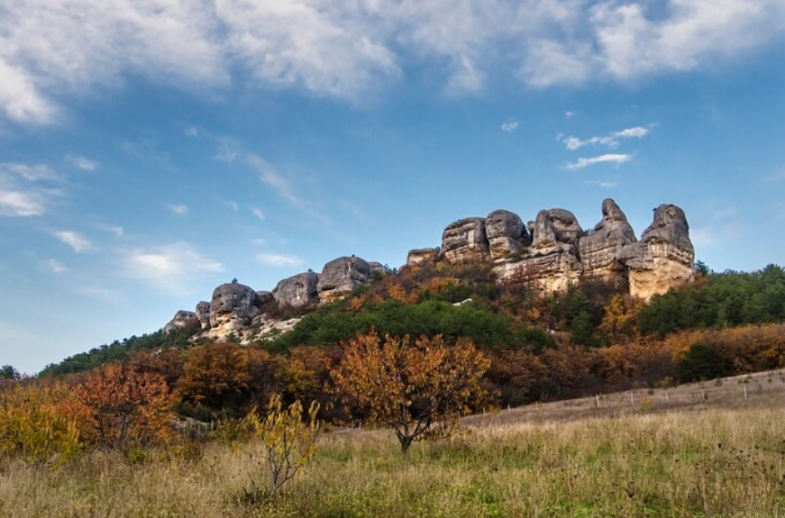 Каралез бахчисарай. Сфинксы Каралезской Долины Бахчисарай. Узун Тарла Крым гора. Скалы сфинксы Бахчисарай. Долина сфинксов Бахчисарай.