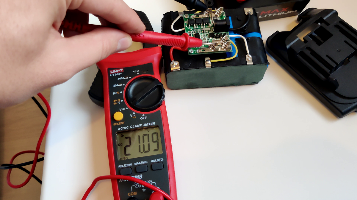 Вольтметр показывает честные 21В