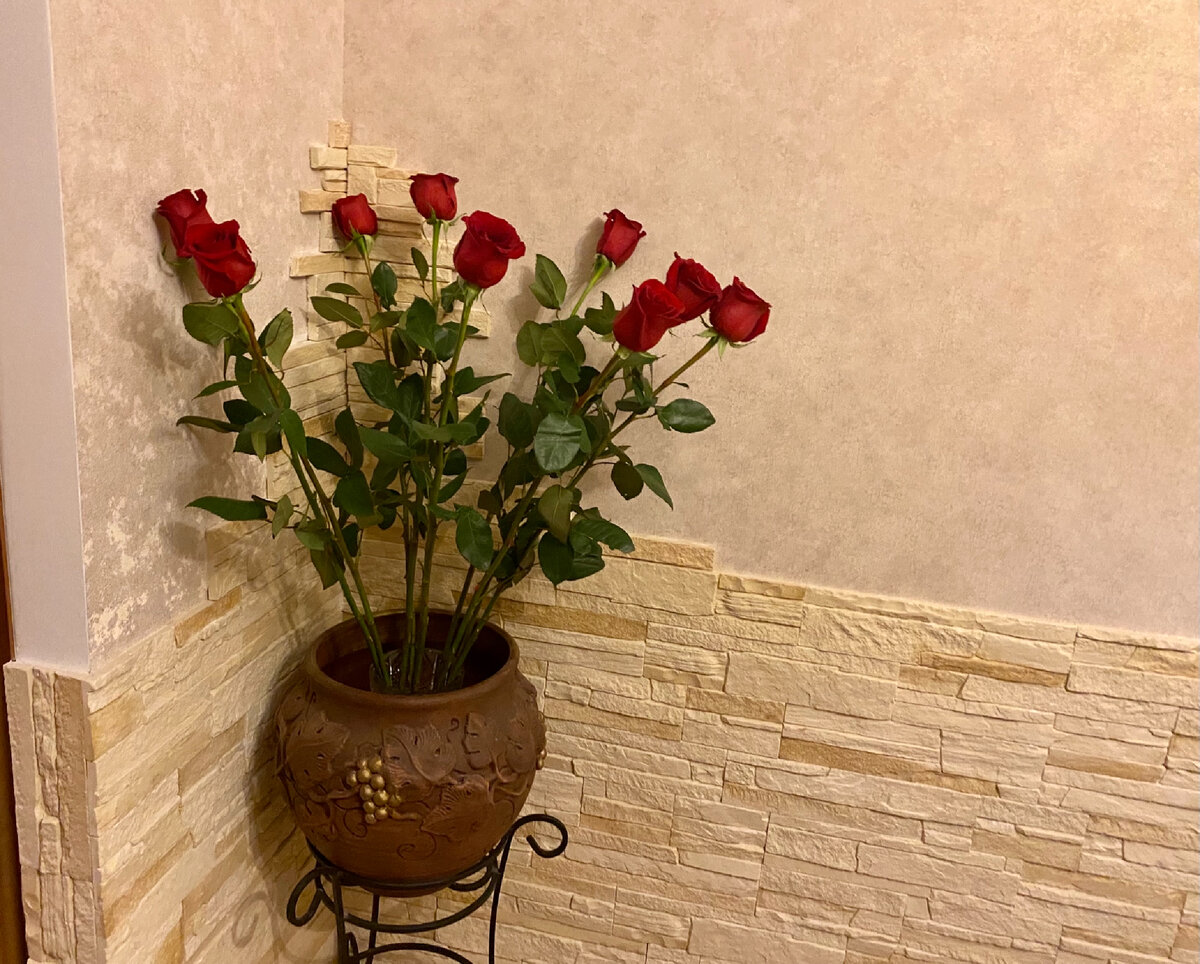 Рваная облицовка угла.