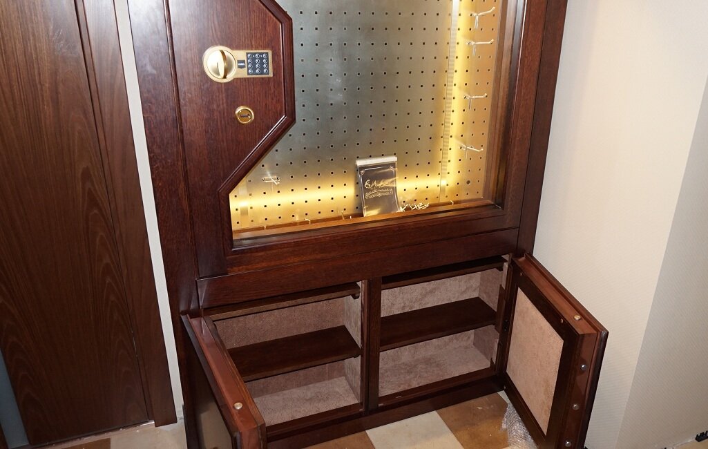 Оружейный сейф витрина с бронестеклом